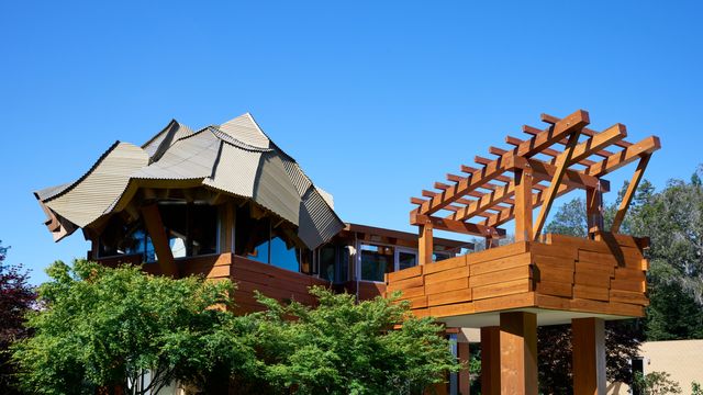 Architect Frank Gehry Conjures an Astonishing, Sculptural Home in Silicon Valley
